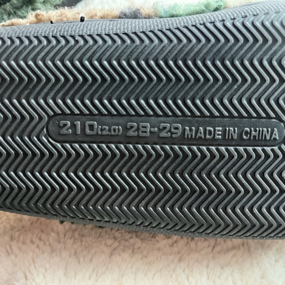 Kids | Camo Sherpa Smiley Slippers - Picture 4 of 4